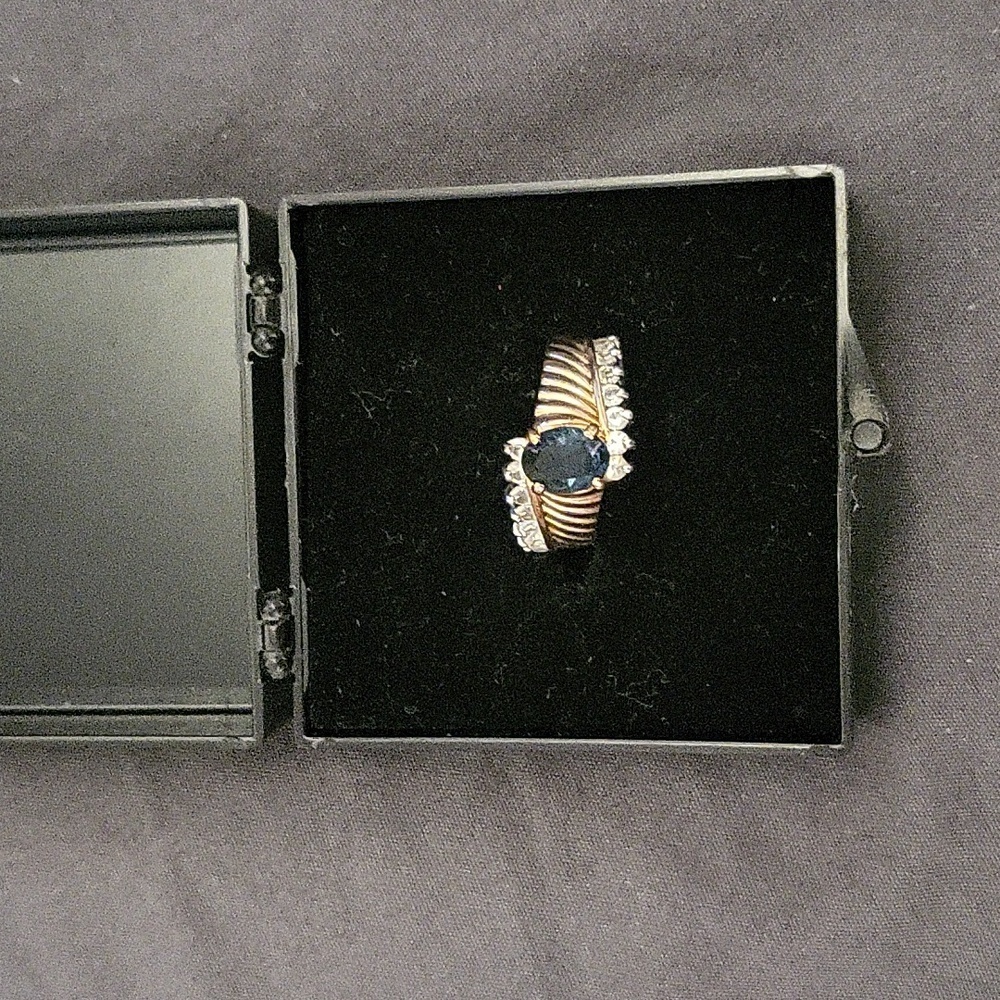 Beautiful ring - Picture 2 of 2